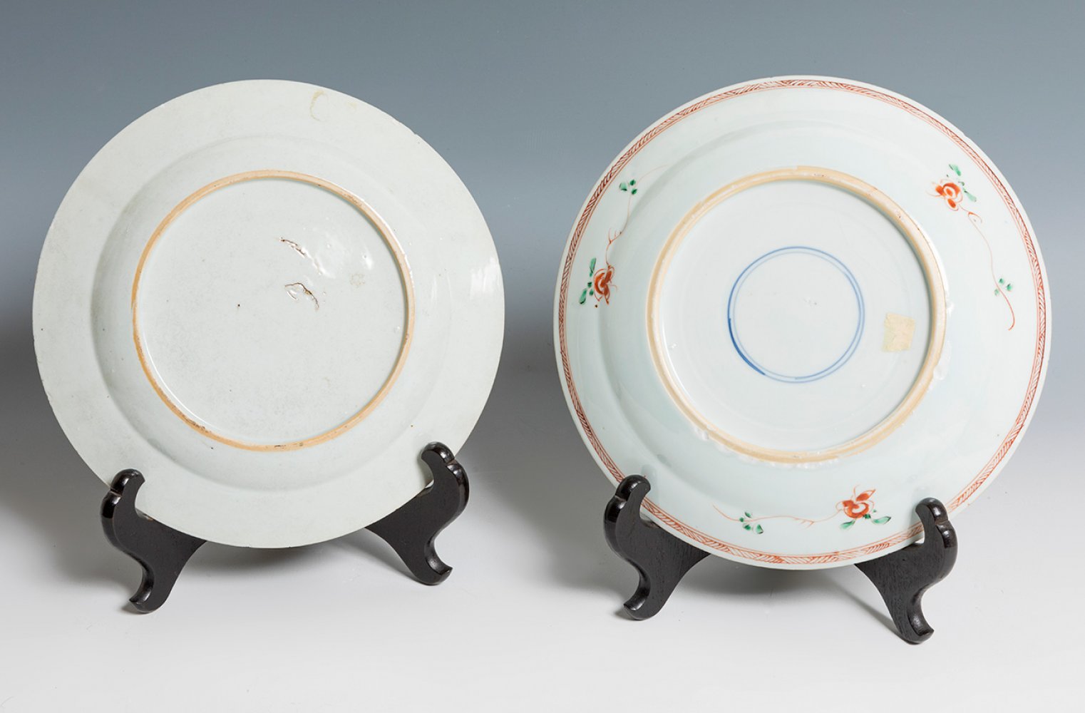 Pair of dishes. China, 19th century.Enamelled porcelain.Measurements: 24 cm (diameter) and 22 cm ( - Image 2 of 2