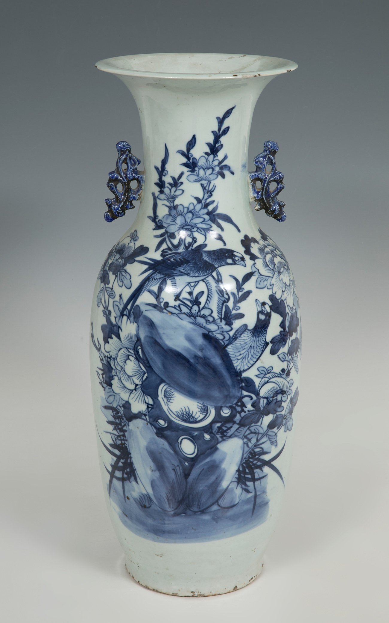 Vase. China, Qing Dynasty, 1664-1911.Enamelled porcelain.The lip is slightly pitted.Measurements: 57