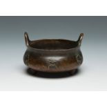 Small censer. China, 18th century.Bronze.With Xuande seal on the base.Measurements: 5,4 x 8 cm.Small