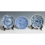 Three plates. China, 19th century.Enamelled porcelain.One of them is damaged.Measurements: 21 cm (