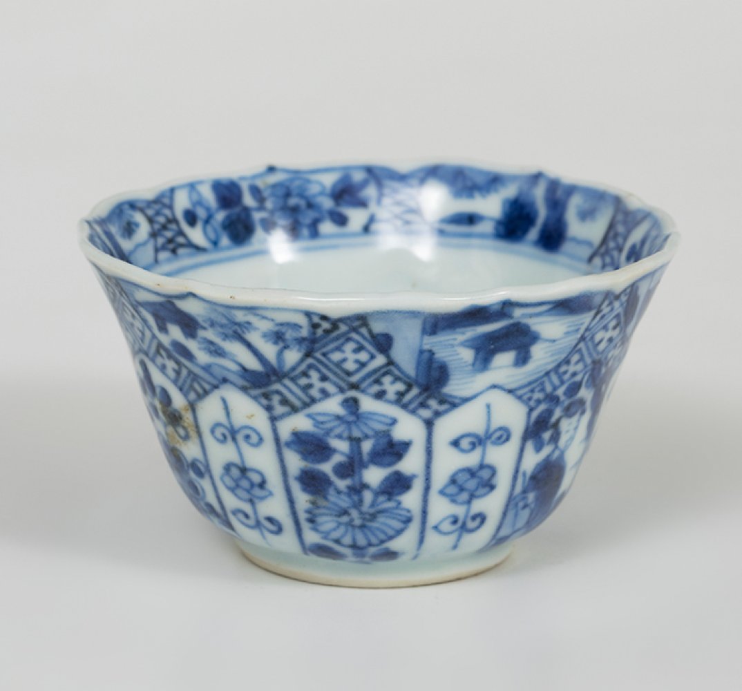 Bowl; China, 18th century.Porcelain.It has a crack located on one side.Measurements: 4 x 6.5 cm ( - Image 3 of 4