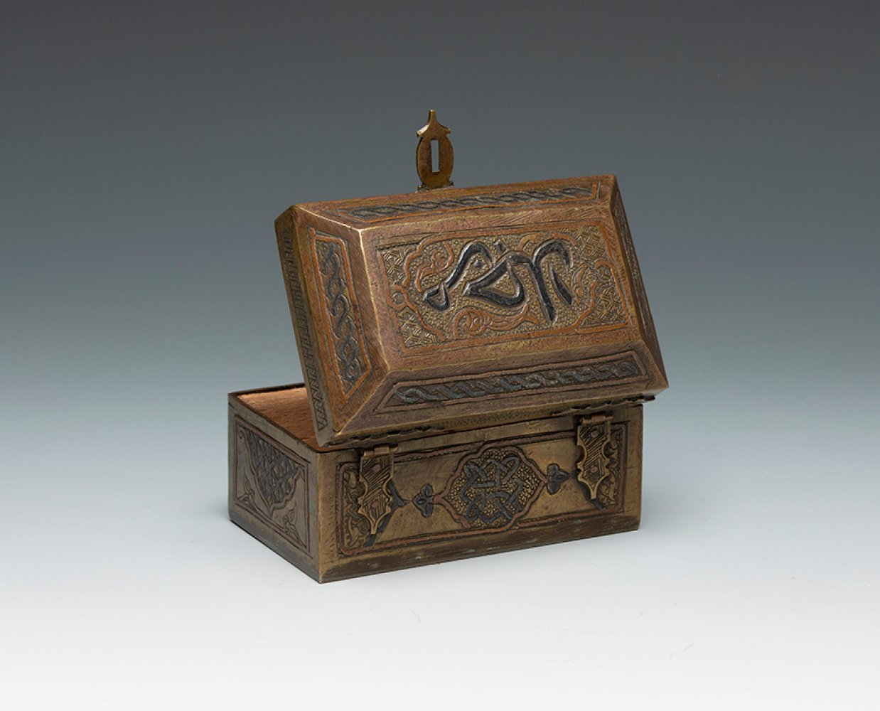 A 19th century Moorish chest.Chiselled and polychromed brass. Wooden core.It shows signs of wear - Image 4 of 5