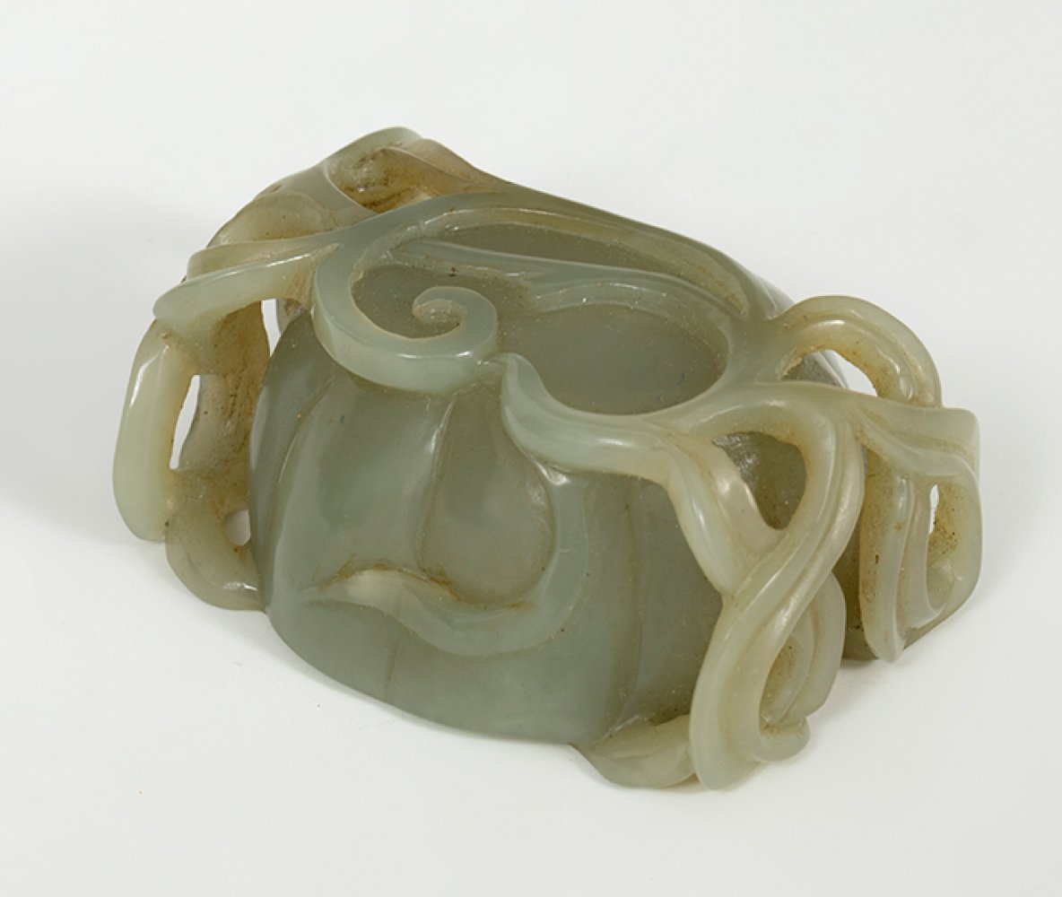 Inkwell; China, Qing Dynasty, 20th century.Jade.Size: 3 x 6 x 4.5 cm.Inkwell in the shape of a - Image 2 of 4