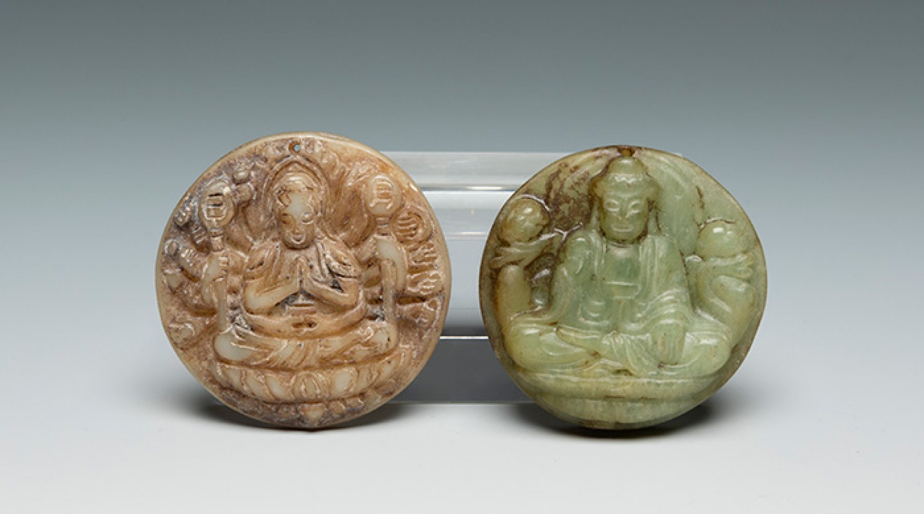 Pair of medallions with Buddha. China, 19th century.Various jades.Measurements: 5 cm (diameter).Pair