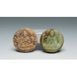 Pair of medallions with Buddha. China, 19th century.Various jades.Measurements: 5 cm (diameter).Pair
