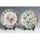 Pair of dishes. China, 19th century.Enamelled porcelain.One of them signed.Measurements: 28 cm (