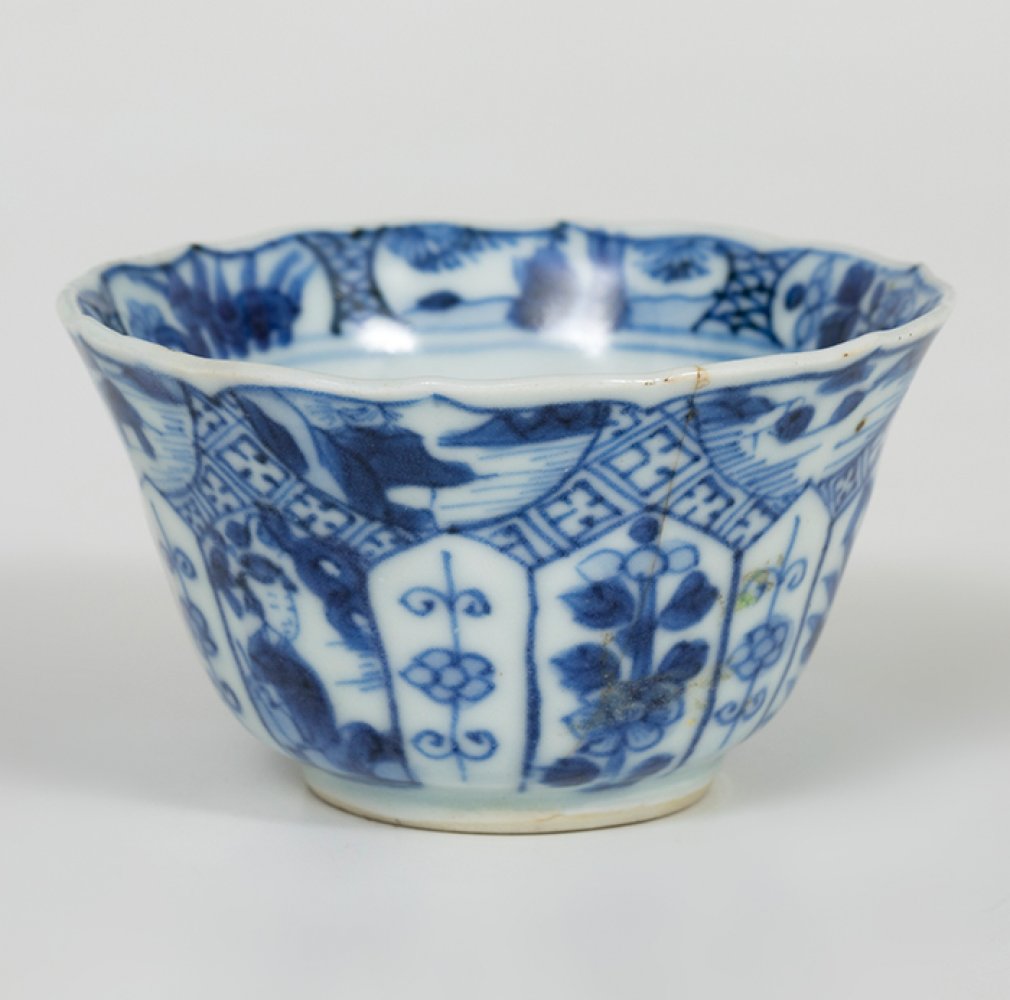 Bowl; China, 18th century.Porcelain.It has a crack located on one side.Measurements: 4 x 6.5 cm (