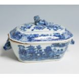 Tureen. China, Quianlong period, 18th century.Enamelled porcelain.Measurements: 10 x 19 x 13 cm.