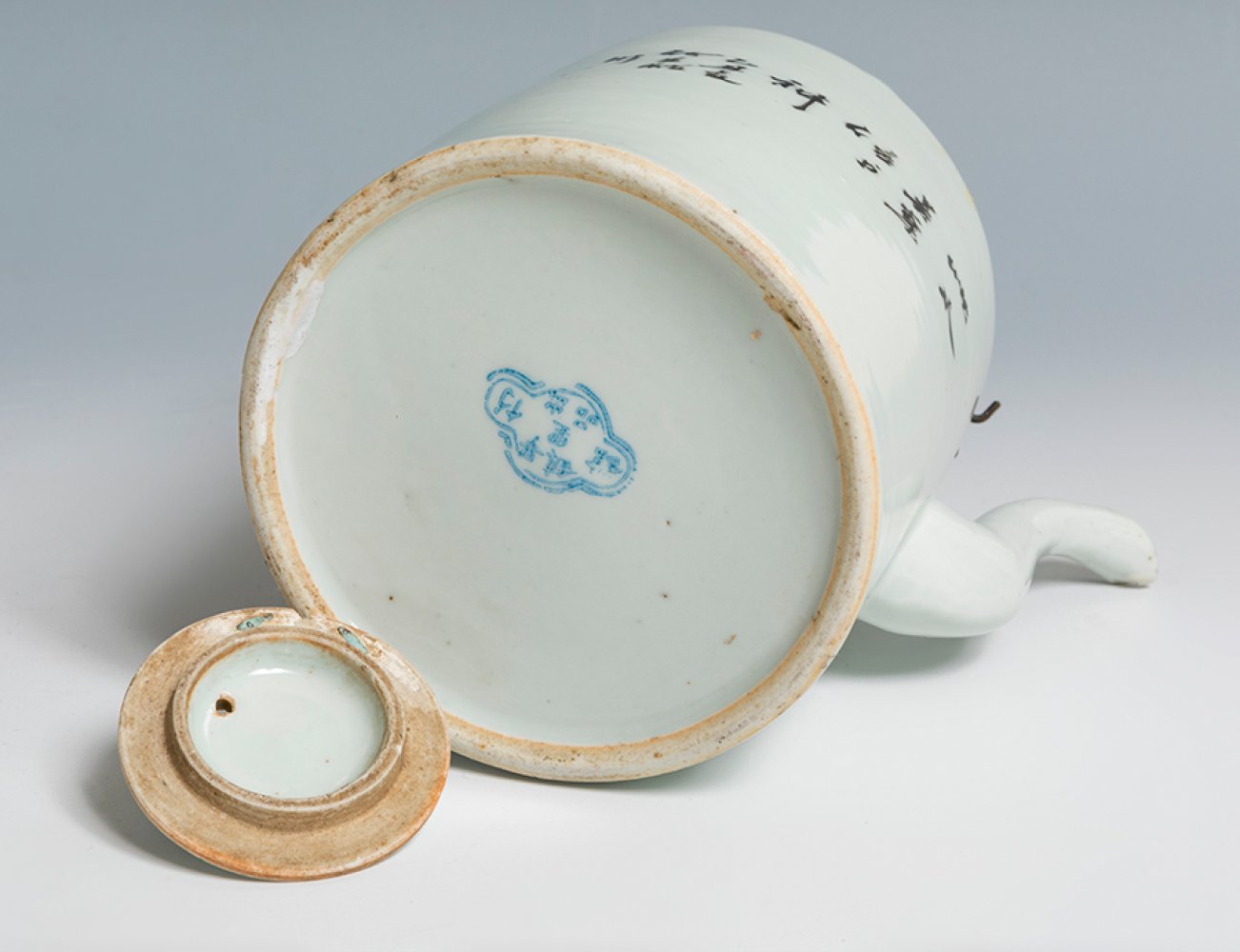 Chinese teapot; Qing dynasty, Tung Chih period, 1862-1875.Enamelled porcelain.Seal on the base. - Image 3 of 3