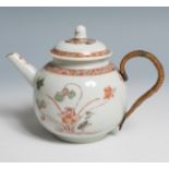 Teapot. Green family. China, pps. 20th century.Enamelled porcelain.Measures: 12 x 18 x 11 cm.Chinese