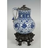 Dairy. China, Qing Dynasty, 1664-1911.Porcelain.With a silver lid.It has restorations on the base.