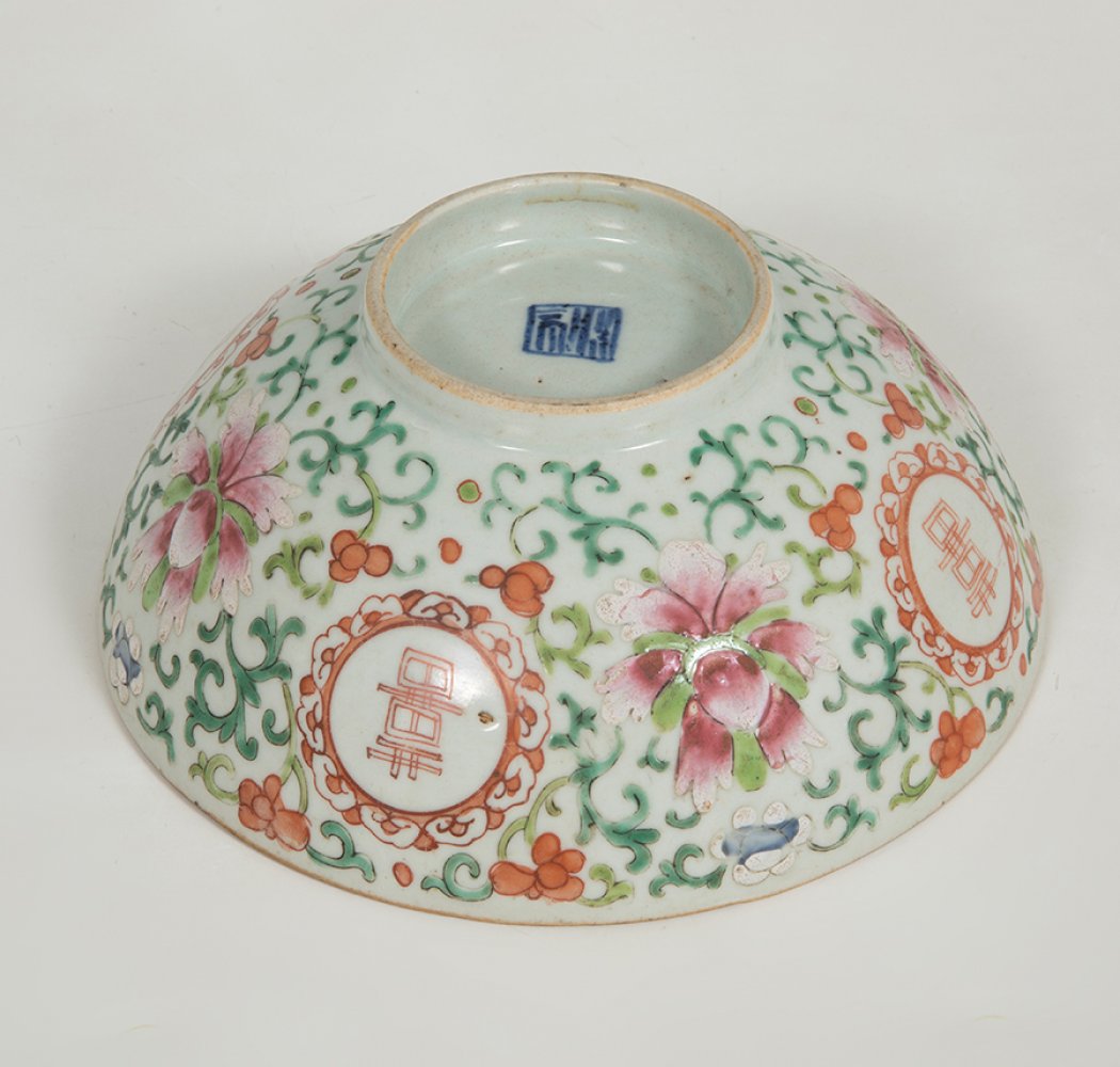 Bowl; China, 19th century.Porcelain. Pink family.With seal on the base.Measurements: 8 x 20 cm ( - Image 2 of 5