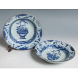 Pair of dishes. China, 18th century.Enamelled porcelain.Measurements: 17 cm (diameter).Pair of