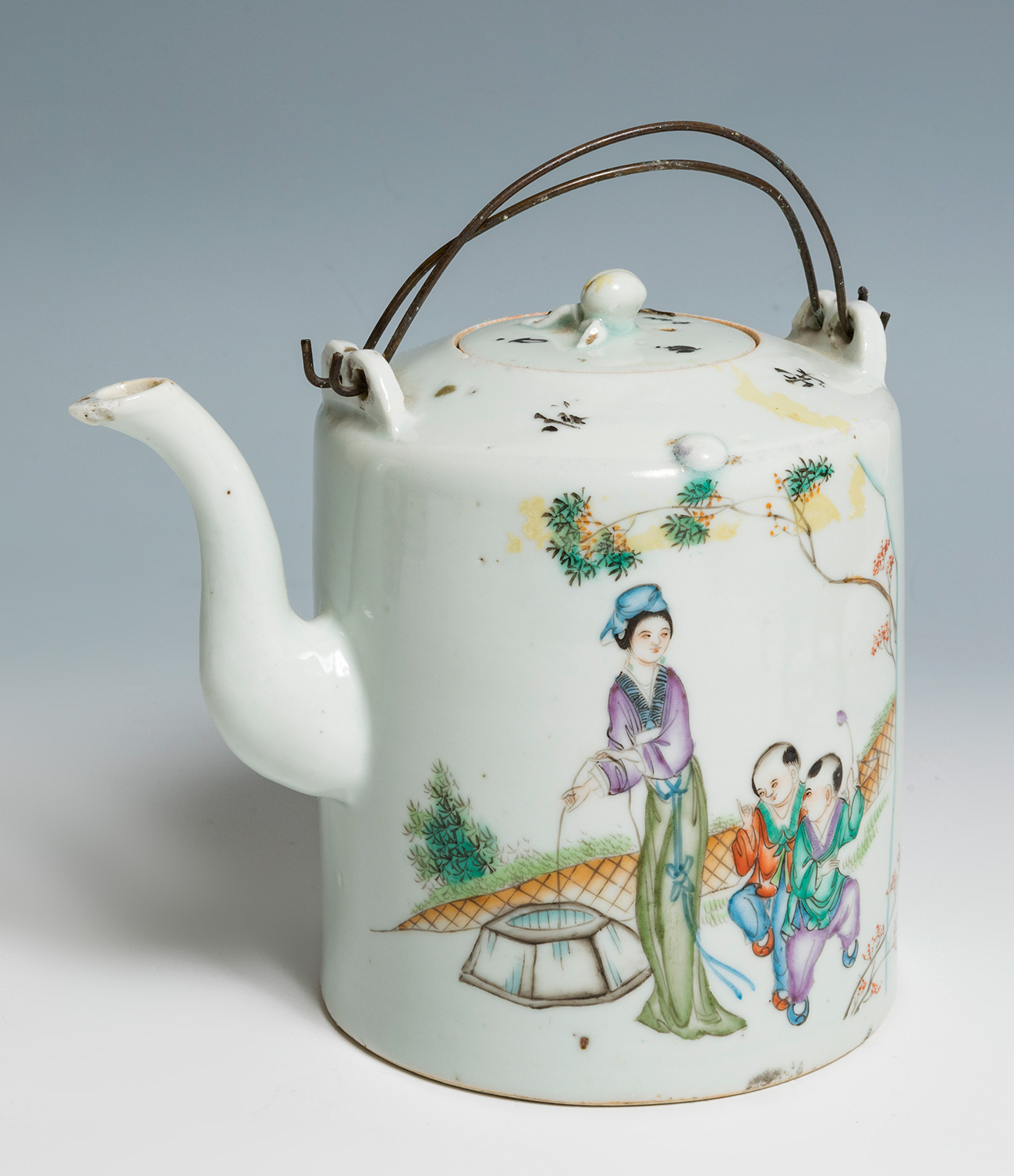 Chinese teapot; Qing dynasty, Tung Chih period, 1862-1875.Enamelled porcelain.Seal on the base.