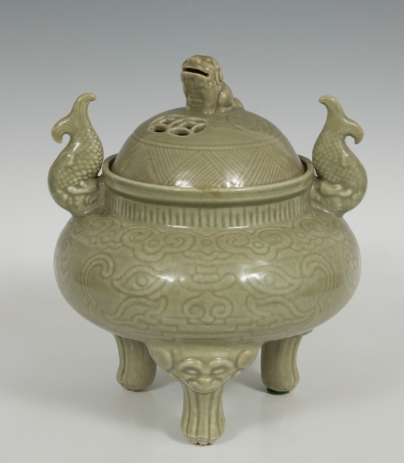 Censer. China, late 19th century.Celadon ceramic. Longquan style.Measurements: 30 x 25 cm (