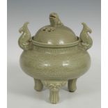 Censer. China, late 19th century.Celadon ceramic. Longquan style.Measurements: 30 x 25 cm (