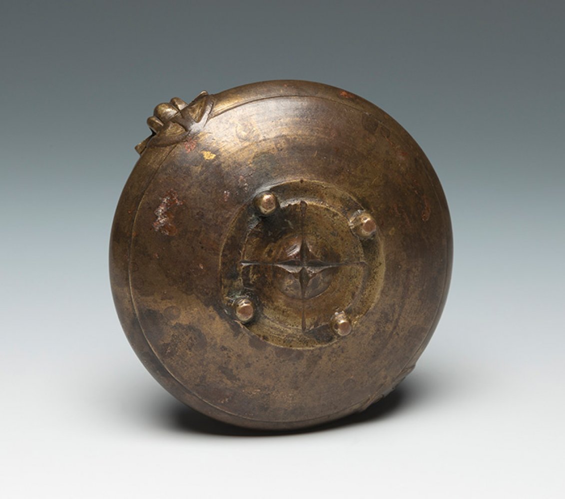 Small censer. China, 18th century.Bronze.Measurements: 4 x 9,5 cm.Small bronze altar censer, - Image 2 of 3