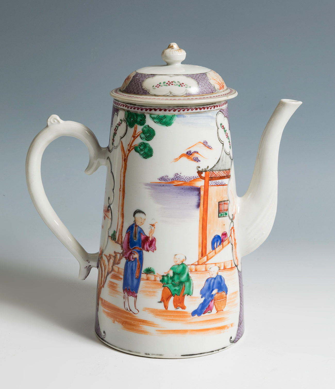 Teapot. China, Qing dynasty, Qianlong period, 18th century.Enamelled porcelain.Measures: 25 x 23 x