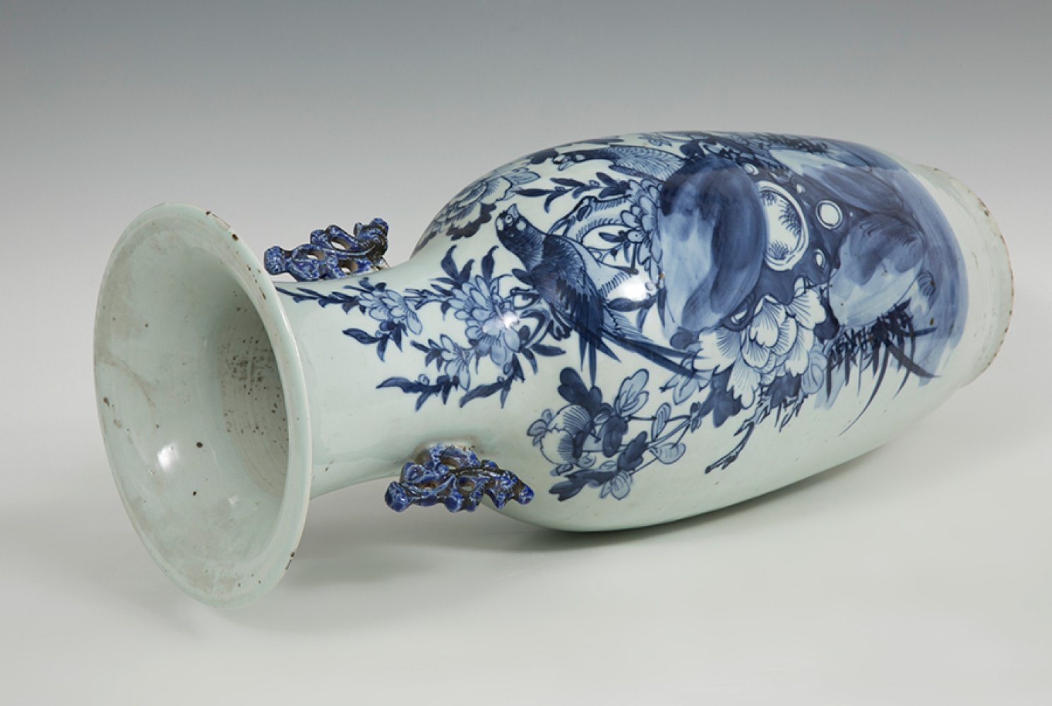 Vase. China, Qing Dynasty, 1664-1911.Enamelled porcelain.The lip is slightly pitted.Measurements: 57 - Image 5 of 7