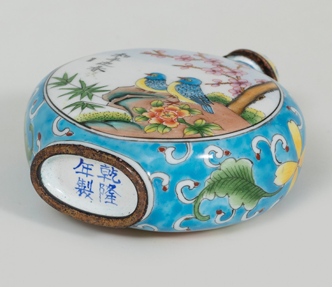 Snuff bottle; China, 20th century.Ceramic.With seal on the base.Measurements: 7.5 x 6 x 2 cm.Snuff - Image 3 of 5