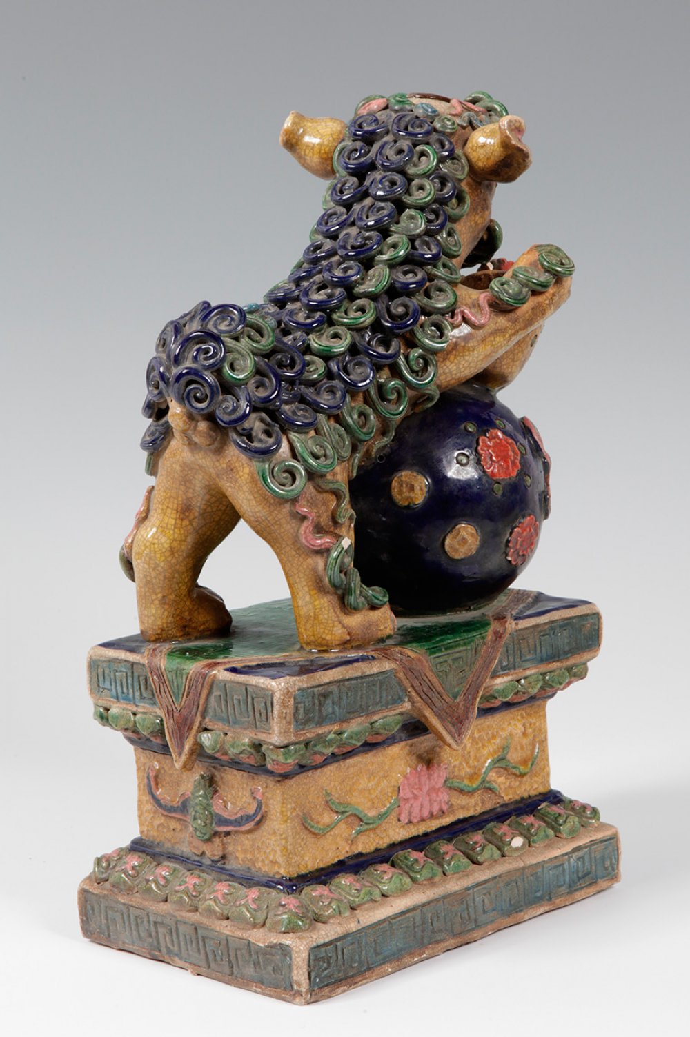 Protective lion figure; China, 20th century.Wucai-style ceramic.Size: 34 x 13 x 19 cmFigure of a - Image 3 of 3