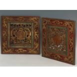 Pair of plates; China, 19th century.Carved and lacquered wood.They have cracks and flaws.