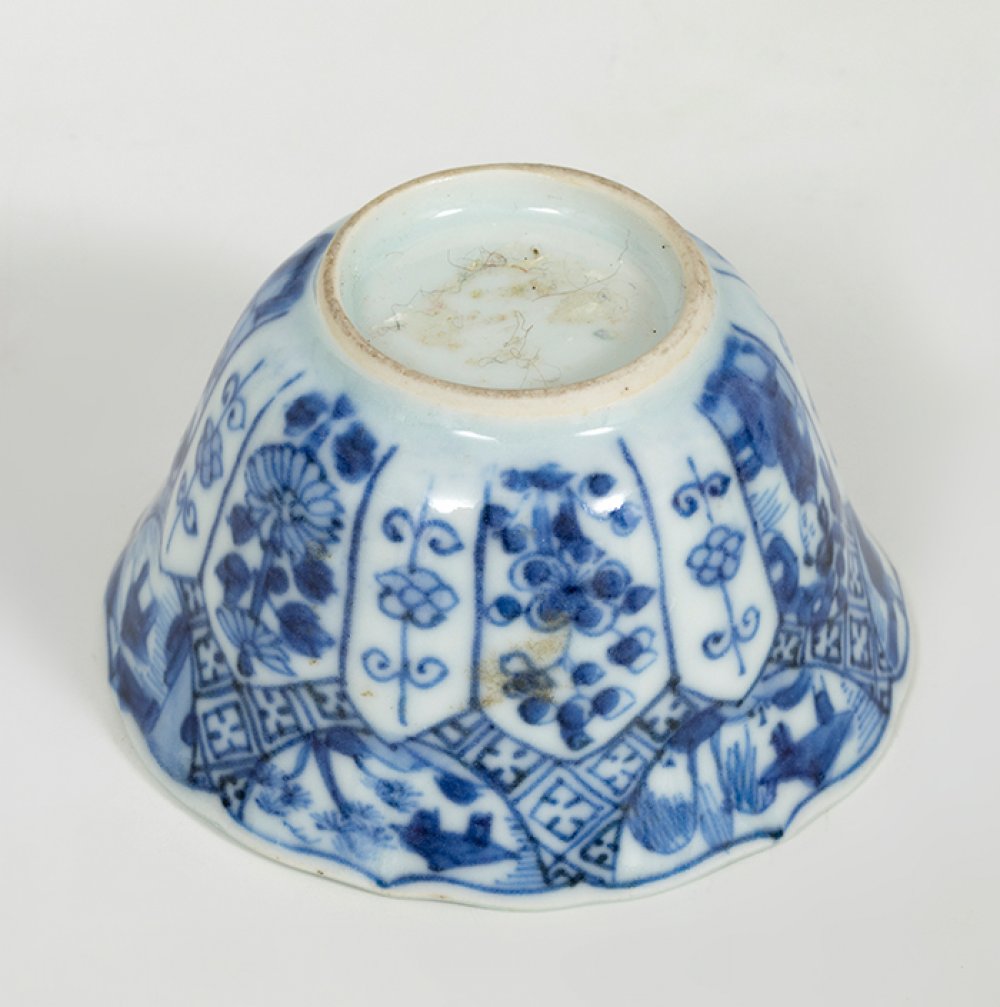 Bowl; China, 18th century.Porcelain.It has a crack located on one side.Measurements: 4 x 6.5 cm ( - Image 2 of 4