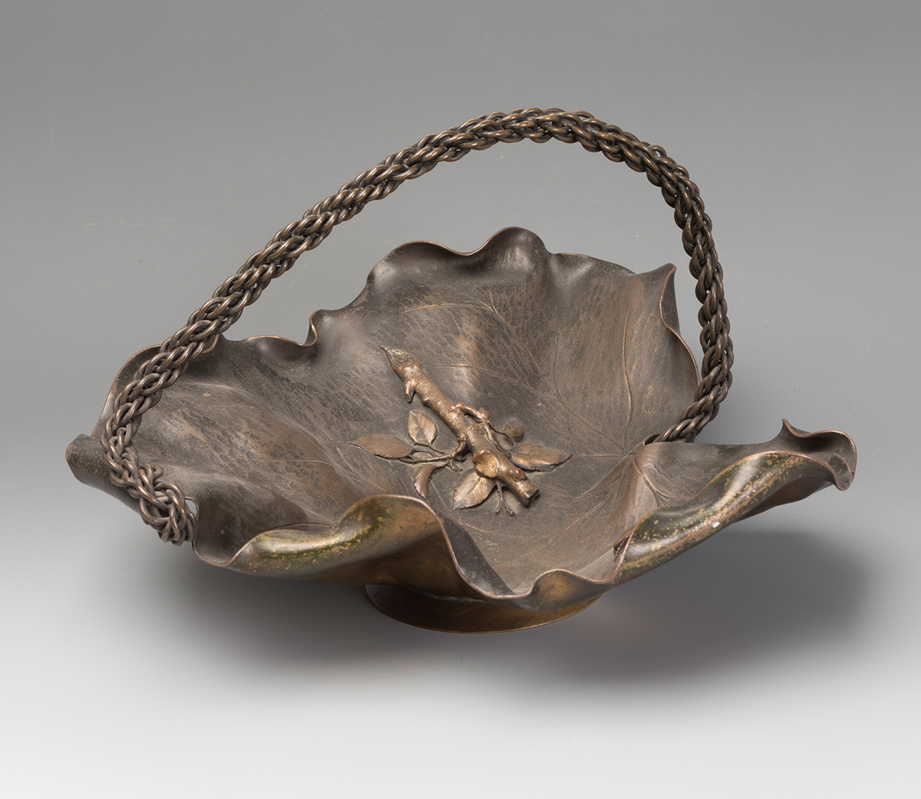 Tabletop centre. Japan, 19th century.Patinated bronze.Measurements: 20 x 32 x 29 cm.Centrepiece in