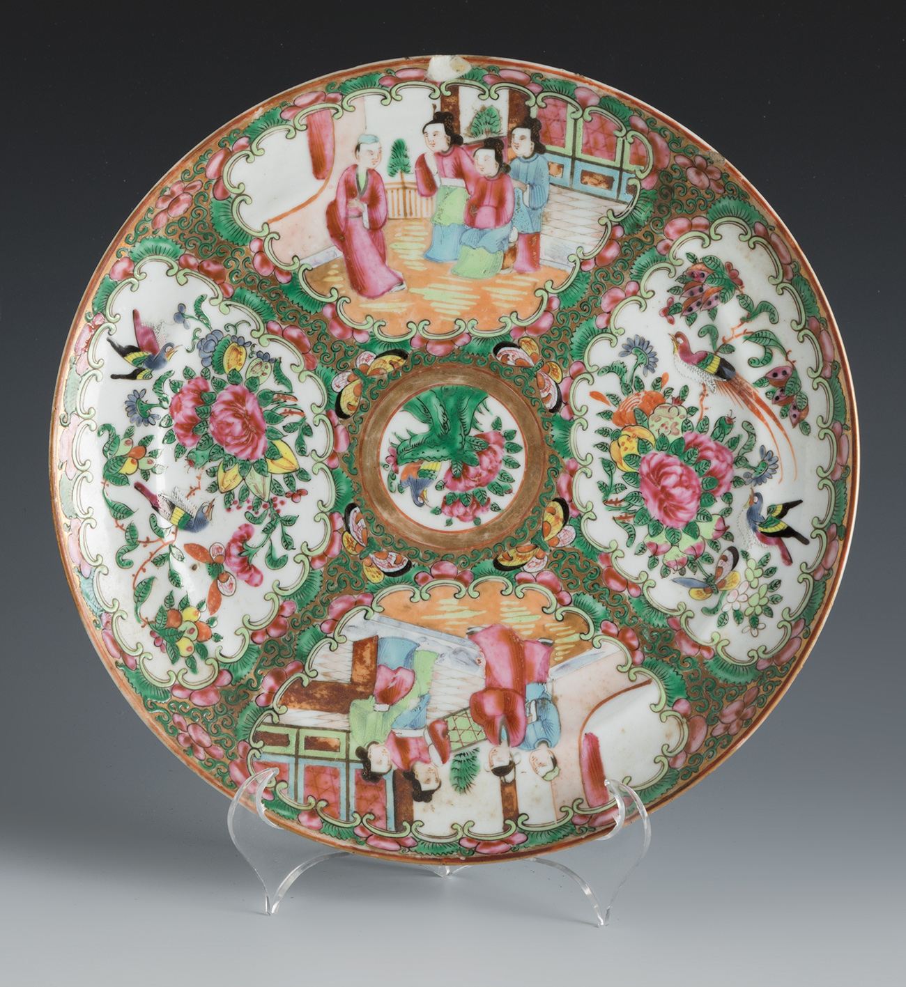 Canton Rose Family style dish. China, 19th century.Hand-painted porcelain.Measurements: 24.5 cm (