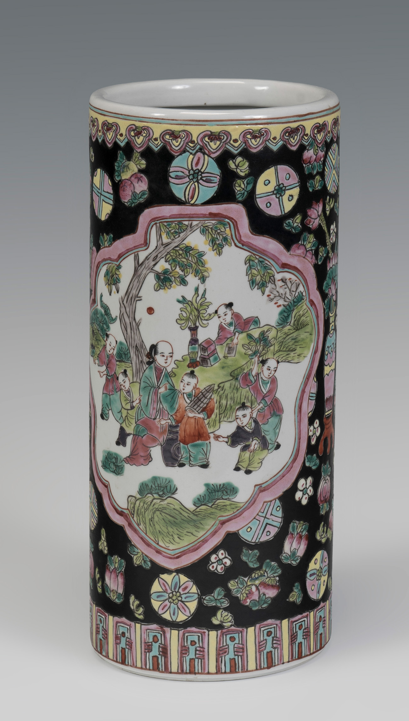 Brush pot, Black family; China, 20th century.Hand-painted and gilded porcelain.Measurements: 29 x