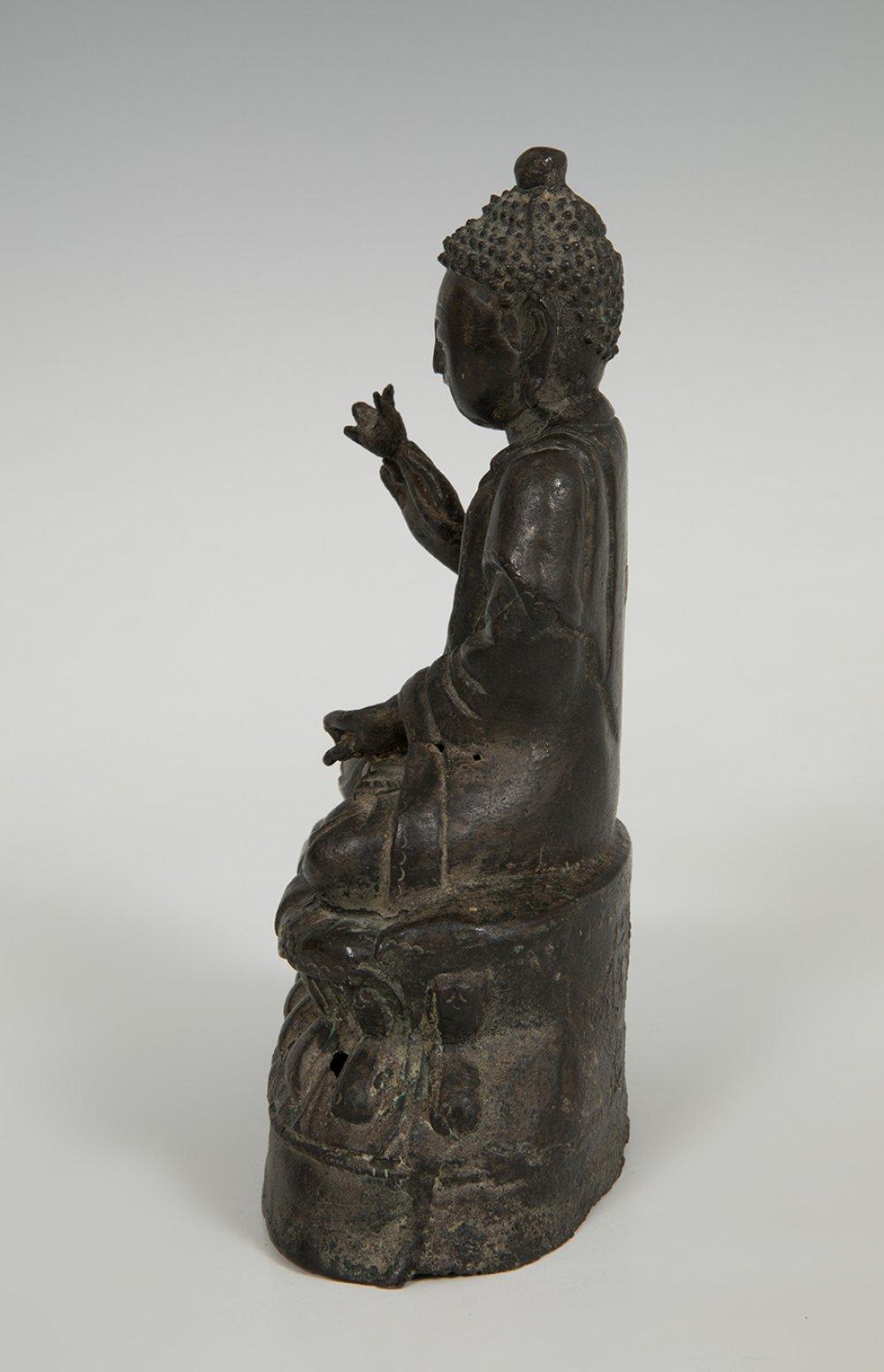 Buddha. China, Ming Dynasty, 1368-1644.Metal.It has a perforation.It shows inscriptions on the - Image 3 of 7