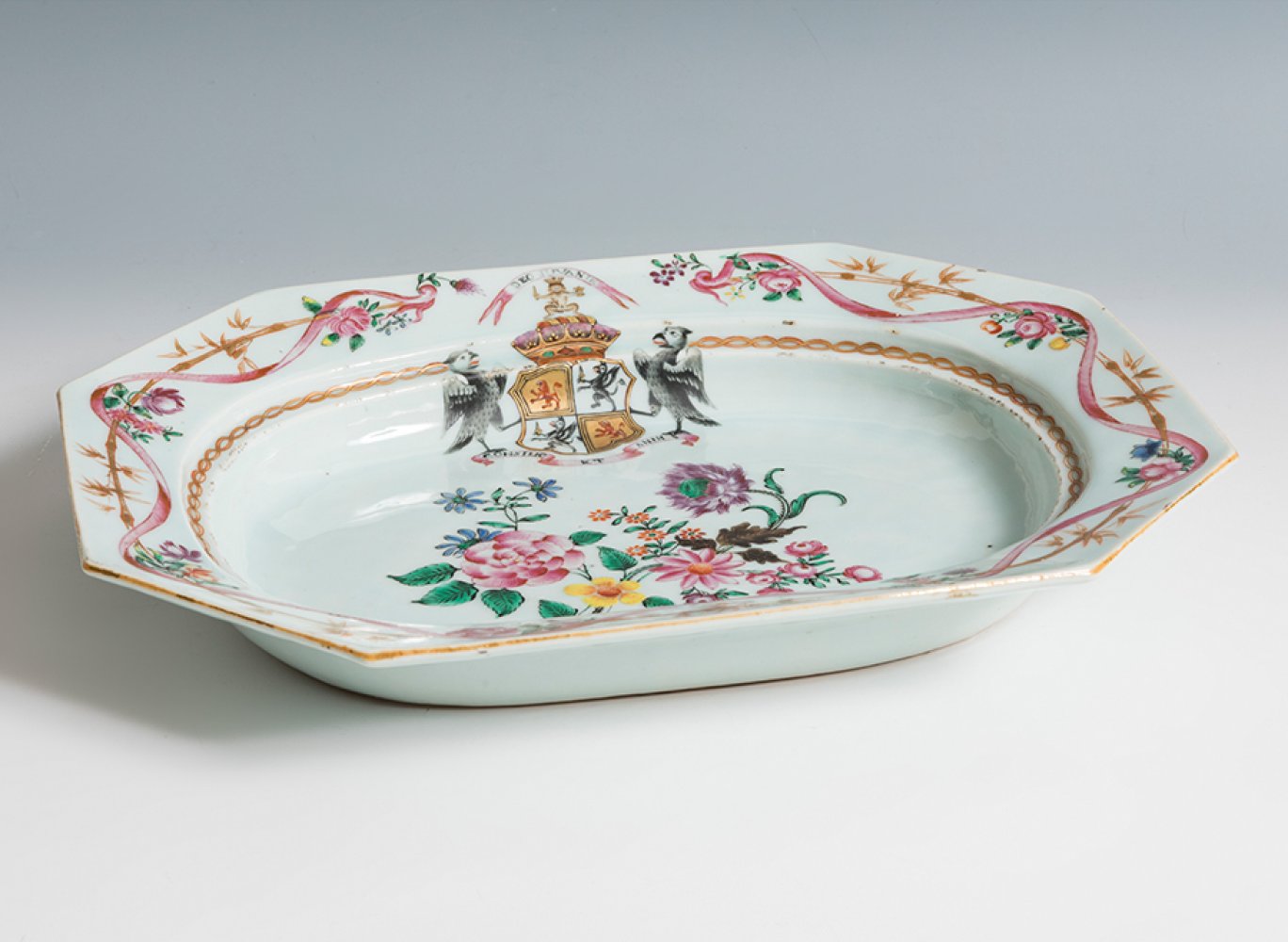 Tray. India Company; China, 18th century.Enamelled porcelain.Measurements: 29 x 37 cm.Chinese - Image 3 of 3