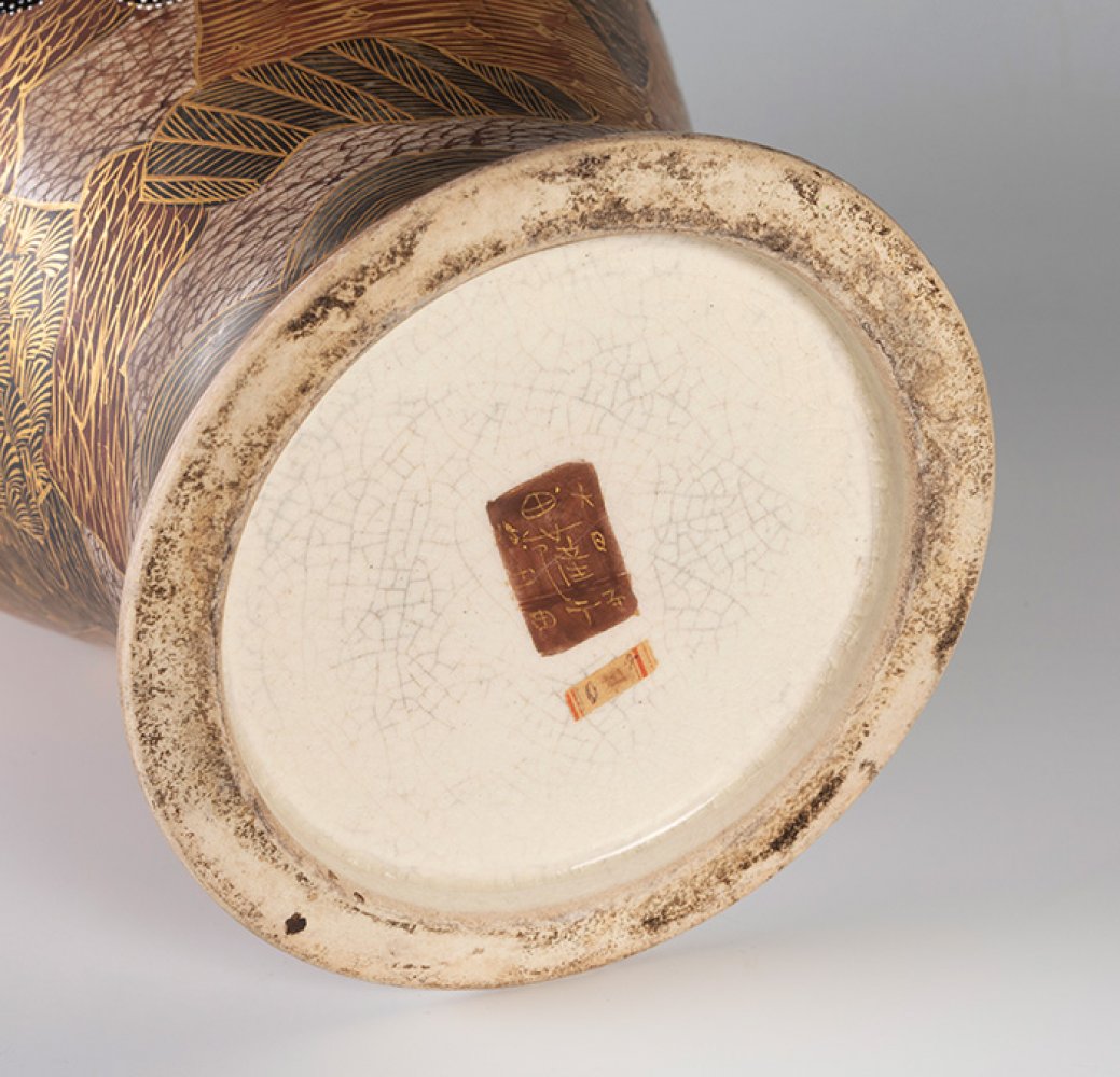Satsuma vase. Japan, Meiji period (1864-1911).Glazed and gilded ceramic.Signed on the back of the - Image 3 of 3