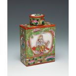 Perfumer. China, early 20th century.Painted porcelain.With seal on the base.Measurements: 11.3 x 7.5