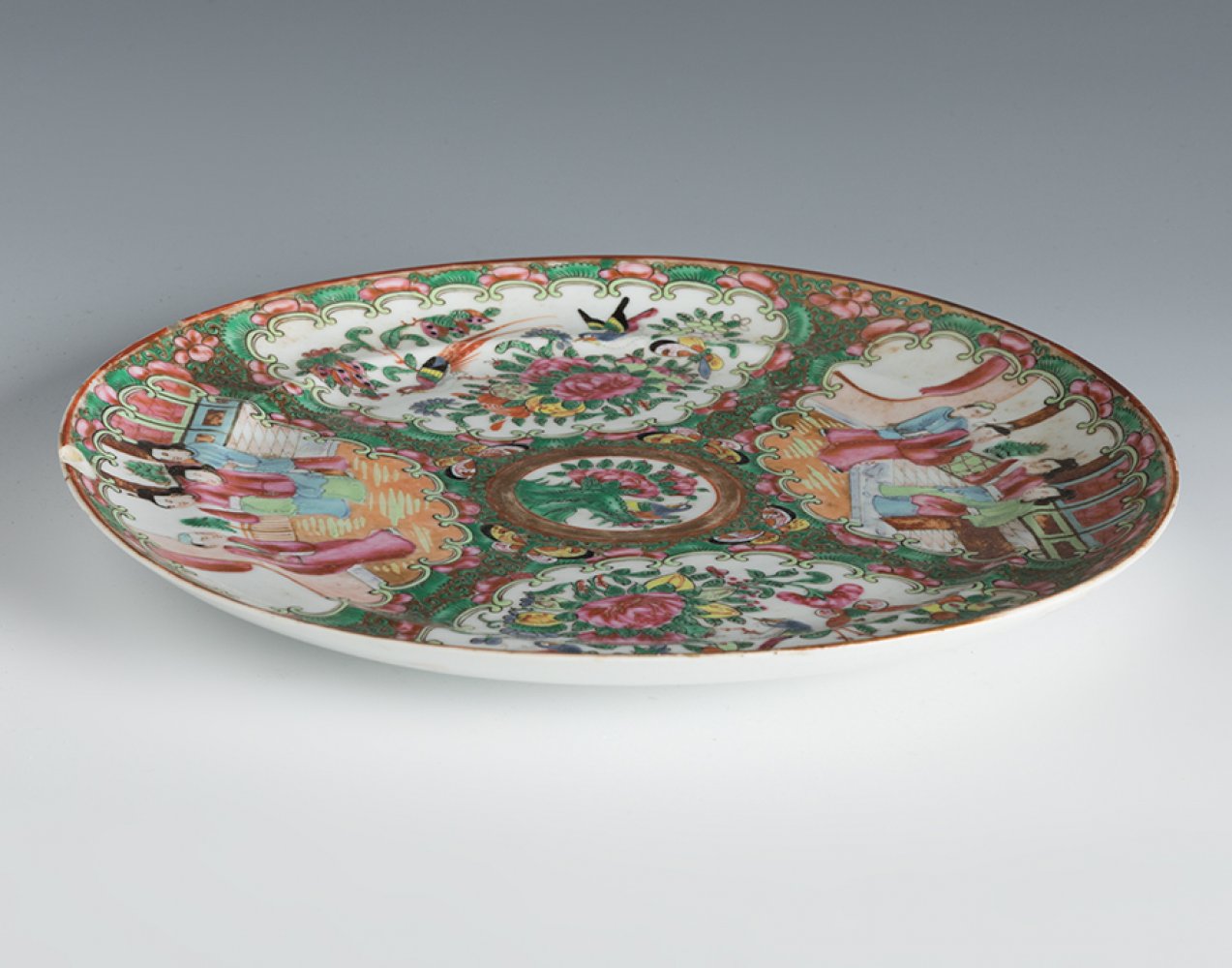 Canton Rose Family style dish. China, 19th century.Hand-painted porcelain.Measurements: 24.5 cm ( - Image 3 of 3