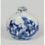 Snuff bottle. China, late 19th century.Ceramic.With seal on the base.Measurements: 7.5 x 6.5 x 3