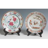 Pair of dishes. China, 19th century.Enamelled porcelain.Measurements: 23 cm (diameter).Pair of