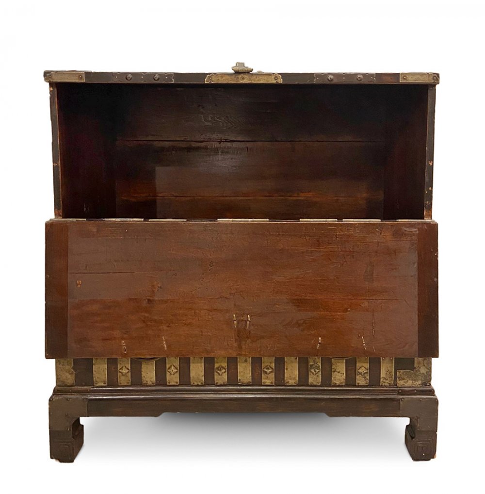 Bandaji furniture. North Korea, Choson period, 19th century.Solid black wood and exquisite metal - Image 3 of 7