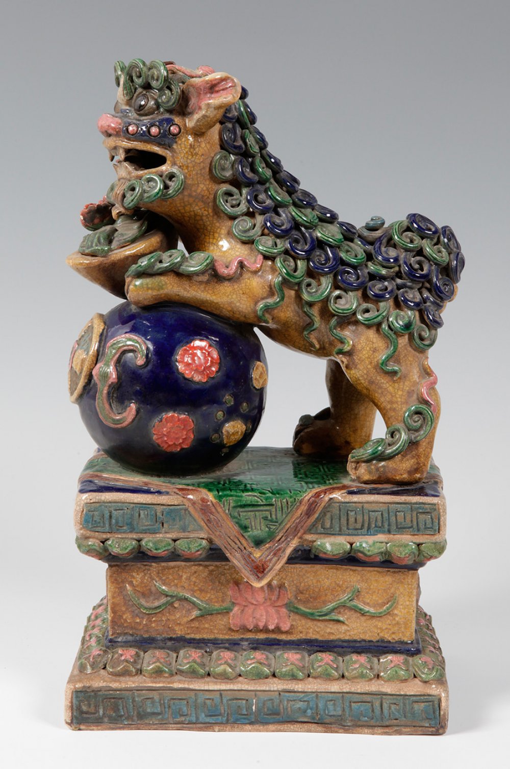 Protective lion figure; China, 20th century.Wucai-style ceramic.Size: 34 x 13 x 19 cmFigure of a - Image 2 of 3