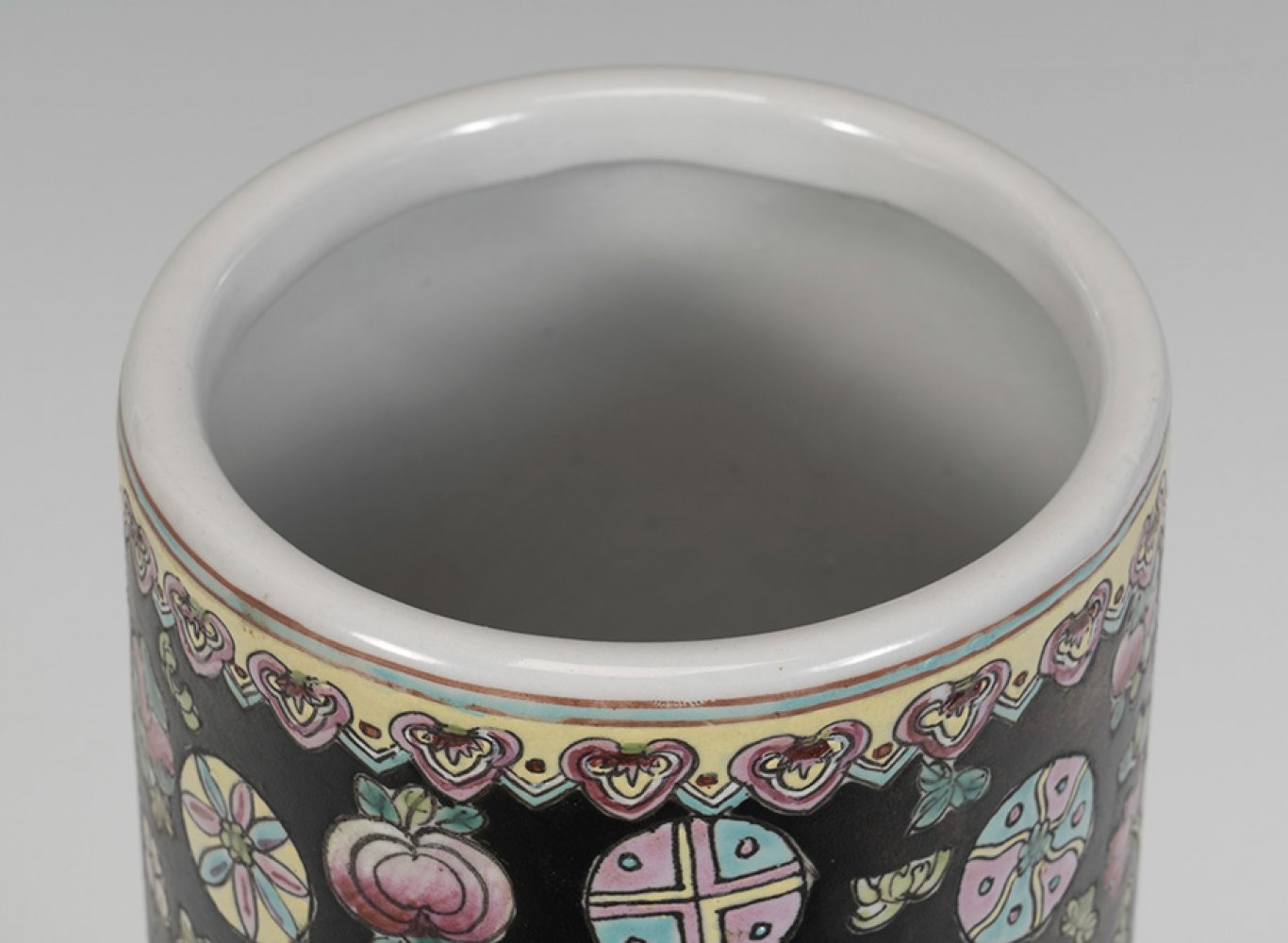 Brush pot, Black family; China, 20th century.Hand-painted and gilded porcelain.Measurements: 29 x - Image 3 of 5