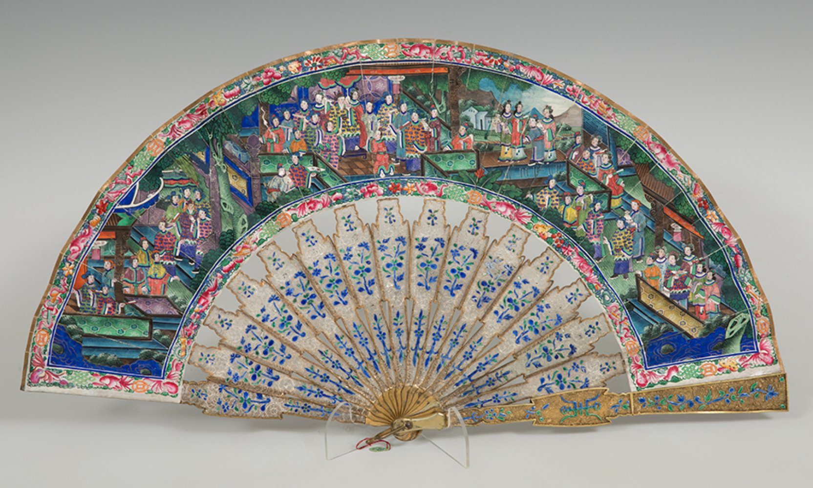 Fan with a thousand faces. China, 19th century.Gilt and enamelled silver. Paper country with ivory - Image 5 of 8