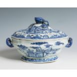Chinese tureen, 18th century.Enamelled porcelain.Measures: 20 x 30 x 21 cm.Chinese tureen with a