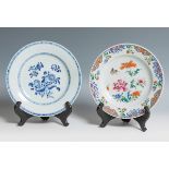 Pair of plates, s.XIX.Enamelled porcelain.Measurements: 23 cm (diameter).Pair of porcelain plates,