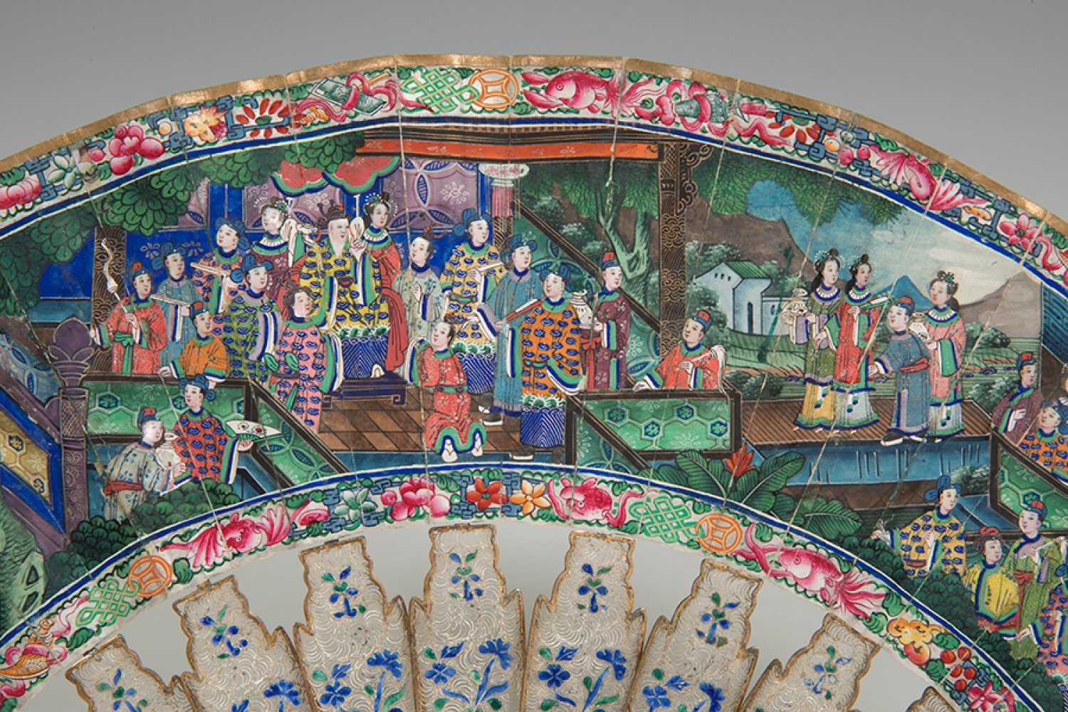 Fan with a thousand faces. China, 19th century.Gilt and enamelled silver. Paper country with ivory - Image 2 of 8