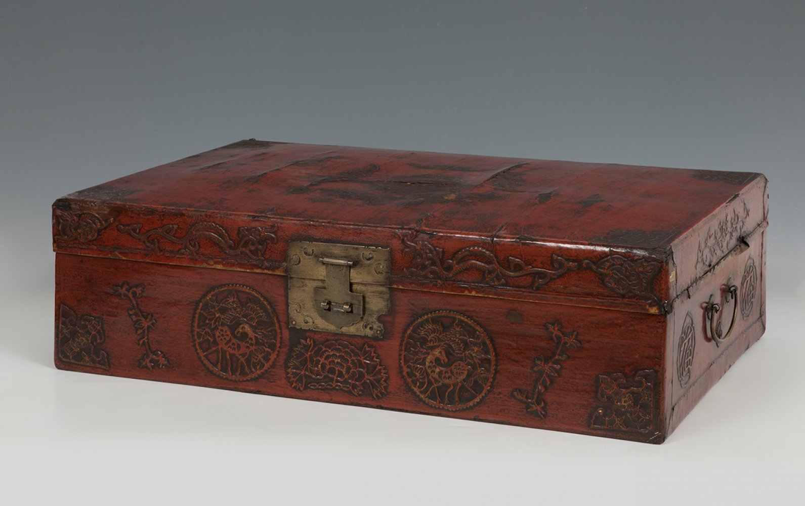 Chest. China, 19th century.Lacquered leather and wooden core.There are cracks on the surface.It