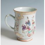 Chinese jug, XVIII century.Enamelled porcelain.Restored handle.Measures: 16 x 13 x 13 cm.Chinese