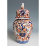 Imari vase; Japan, early 20th century.Polychrome porcelain.Measurements: 33 x 17 x 17 cm.Imari