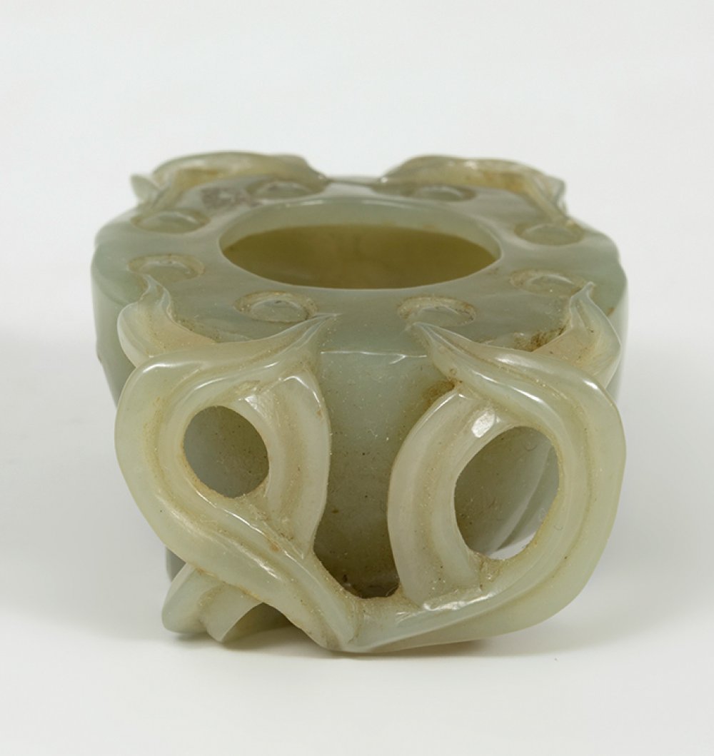 Inkwell; China, Qing Dynasty, 20th century.Jade.Size: 3 x 6 x 4.5 cm.Inkwell in the shape of a - Image 4 of 4