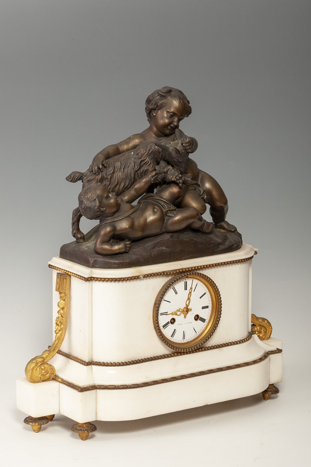 Table clock. France, 19th century.In white marble and bronze.No key. In need of refinishing. Lids - Image 2 of 5