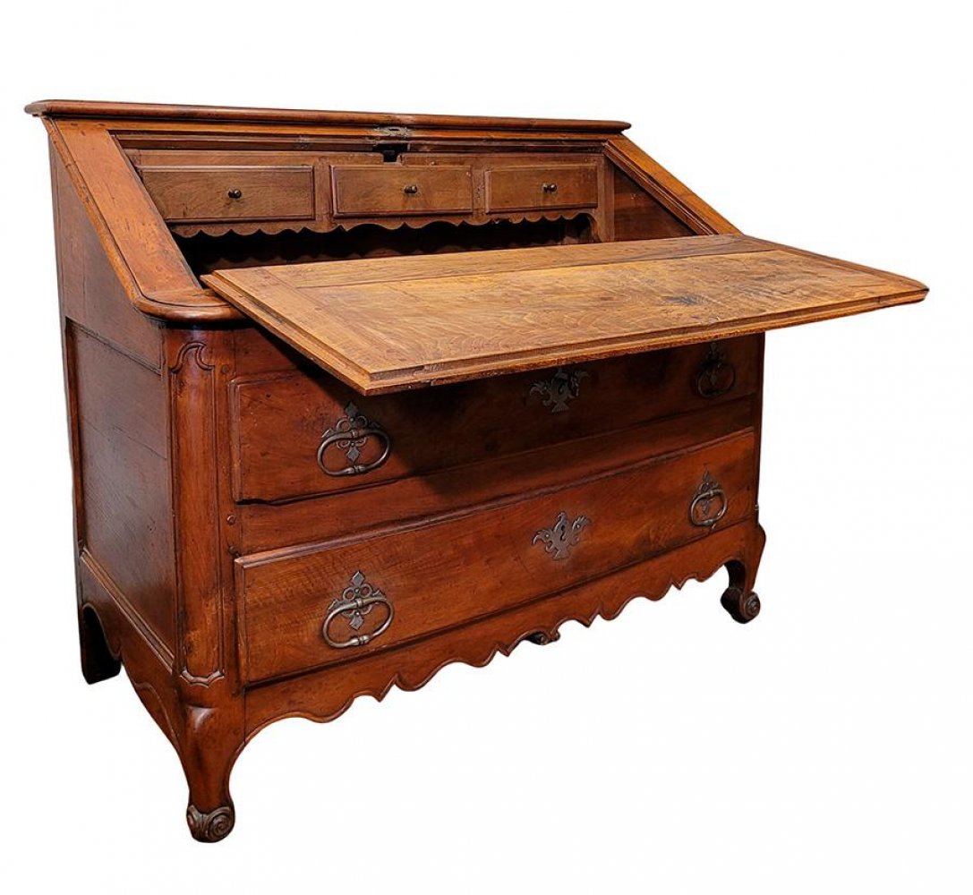 Bureau de Campagne in the Provençal style. France, 18th century.Walnut wood.Measurements: 104 x